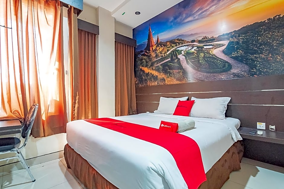 RedDoorz near Stadion Sanaman Mantikei