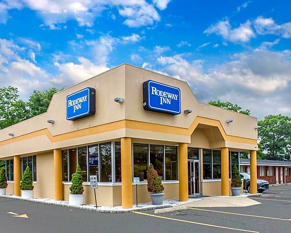 Rodeway Inn Macarthur Airport