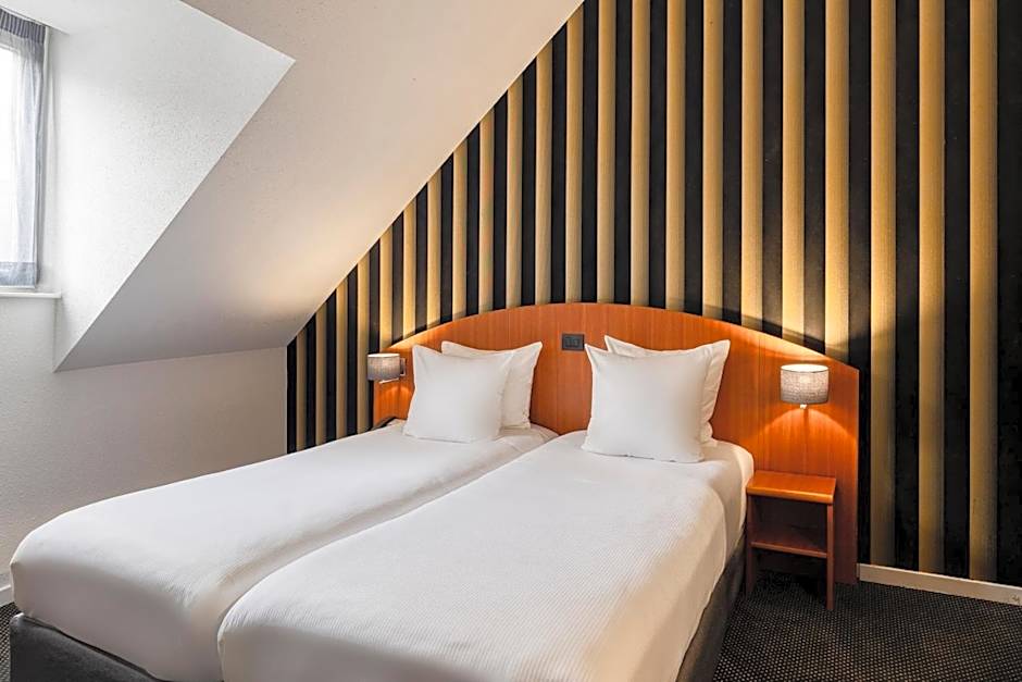 Aris Grand Place Hotel