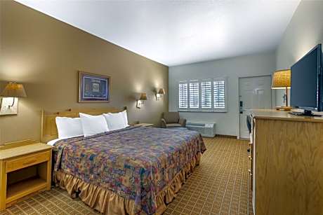 King Room with Walk-In Shower - Disability Access/Pool Side