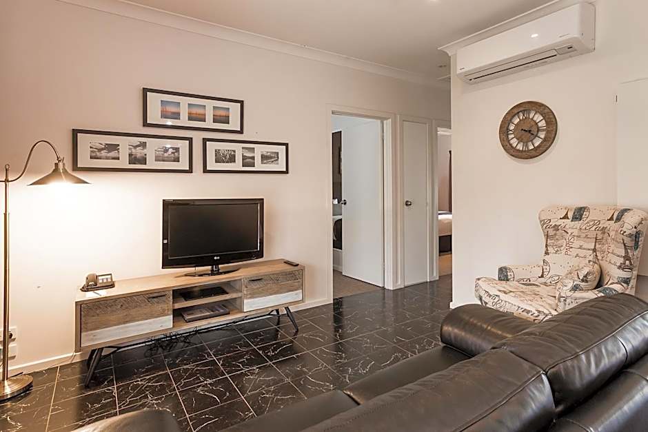 Blazing Stump Motel & Suites