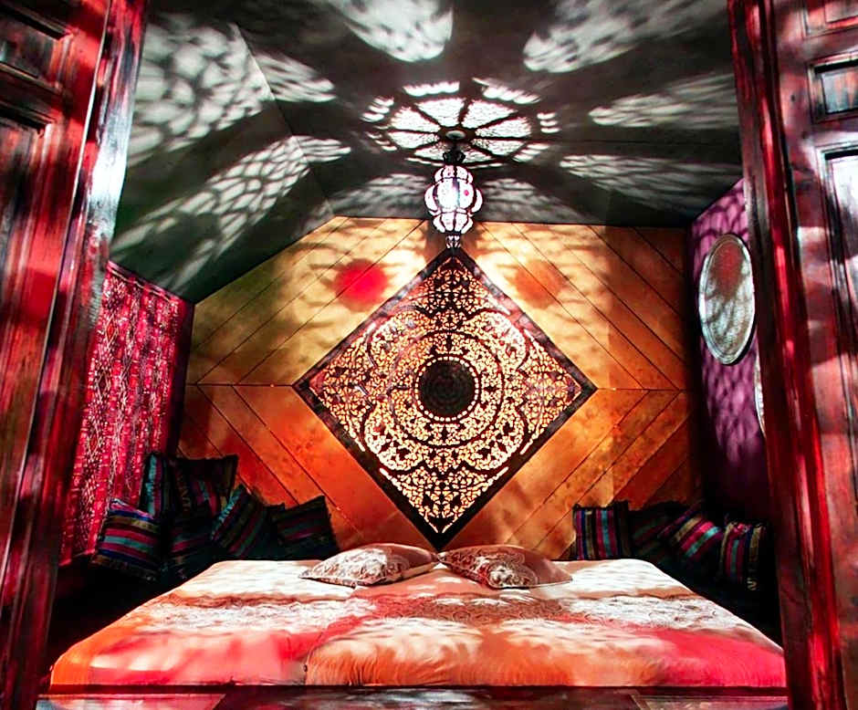 Bijou Hotel / Love and Romance