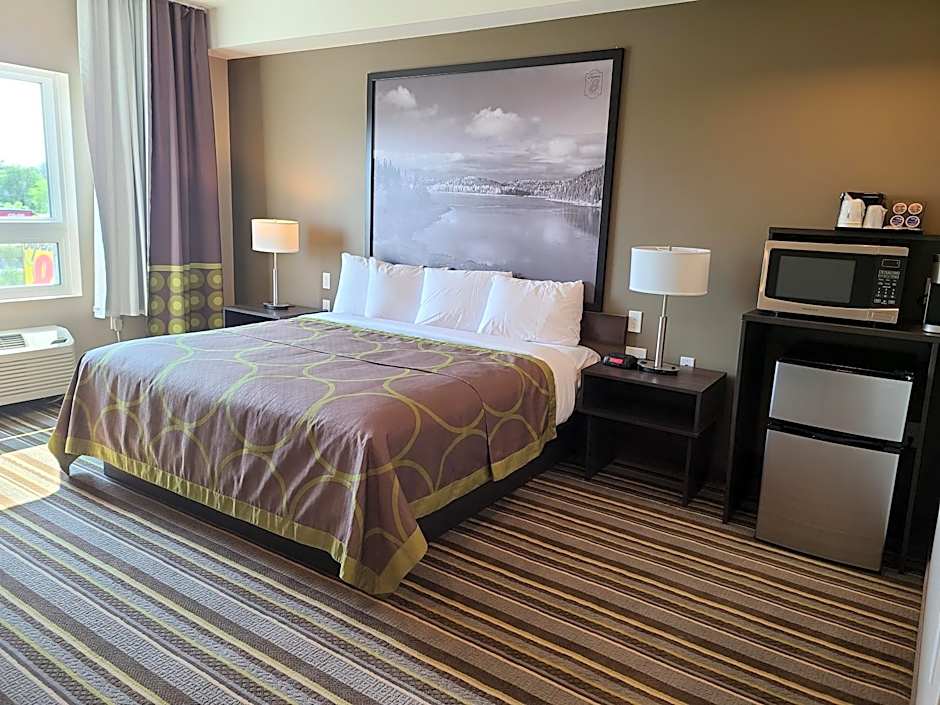 Super 8 by Wyndham Thompson