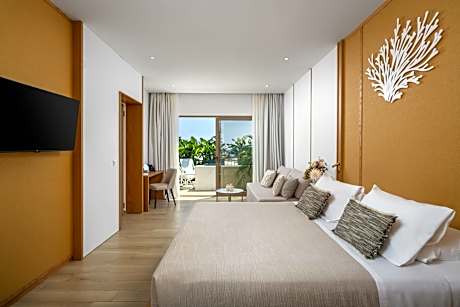 Suite with mini pool & shared terrace