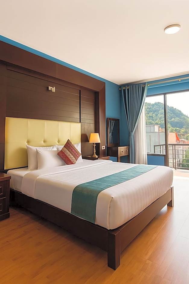 Photo 1 of 6 of King Room with Mountain View