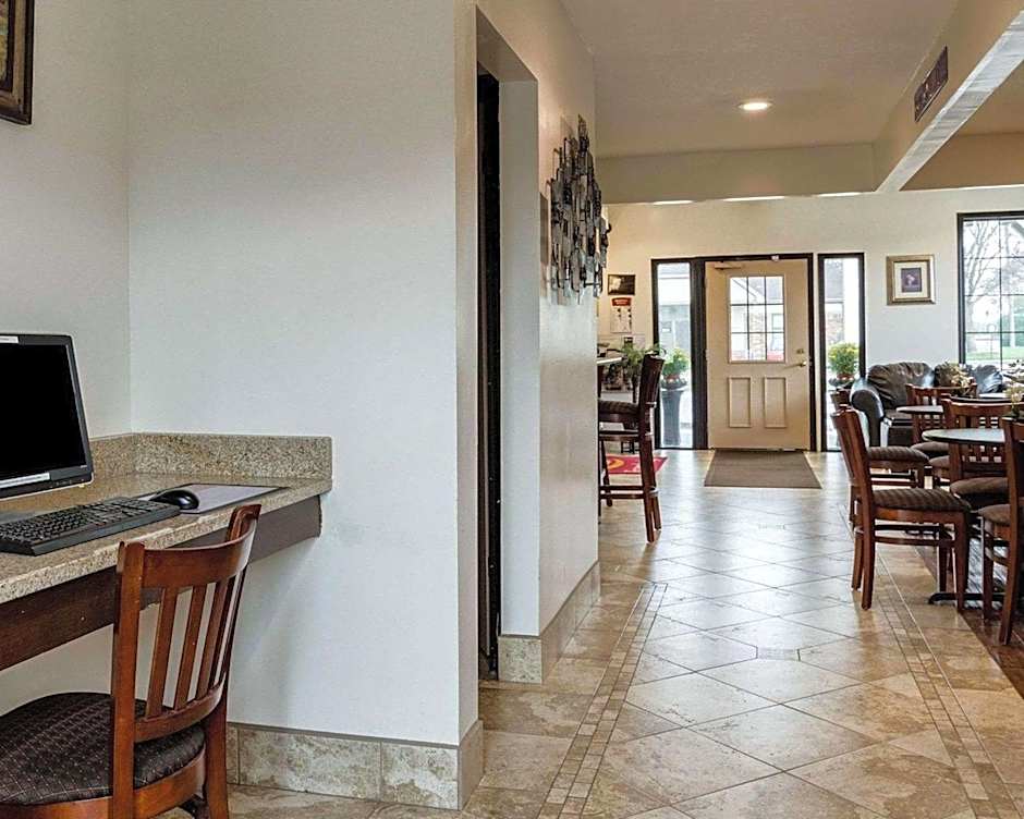 Econo Lodge Lawrence near University