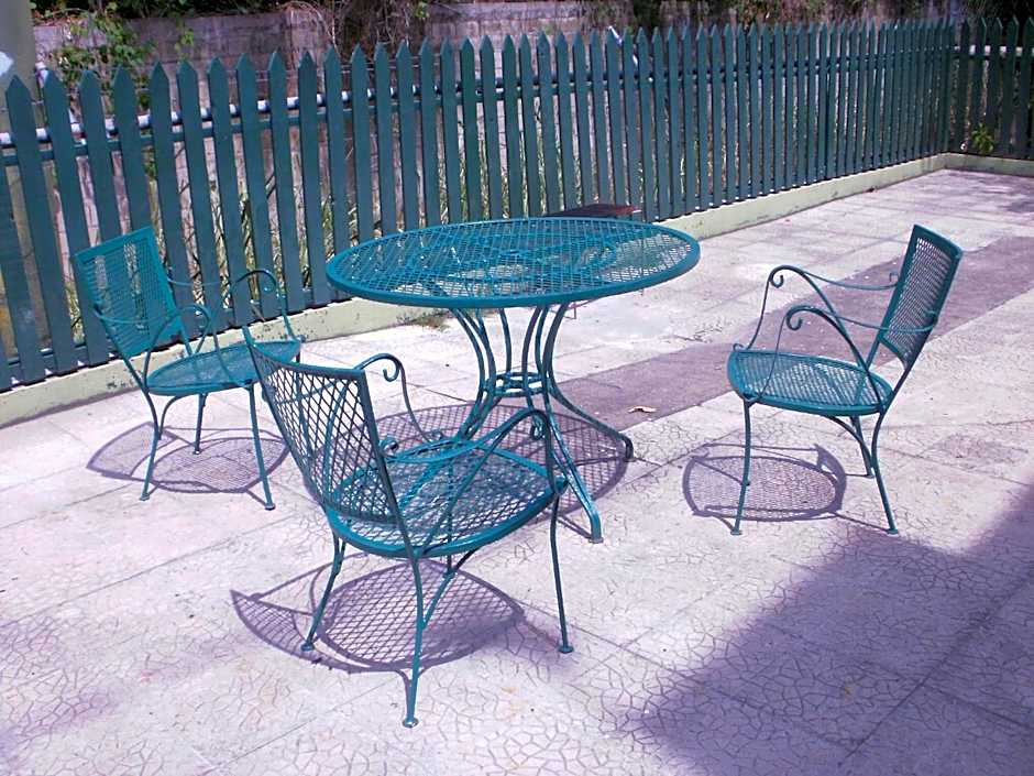 Pineapple Court Hotel