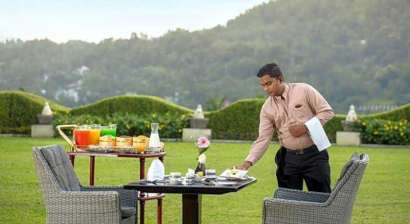 Earl's Regency Hotel