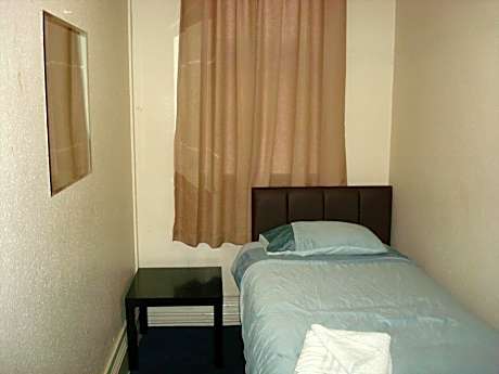 Budget Single Room with Shared Bathroom
