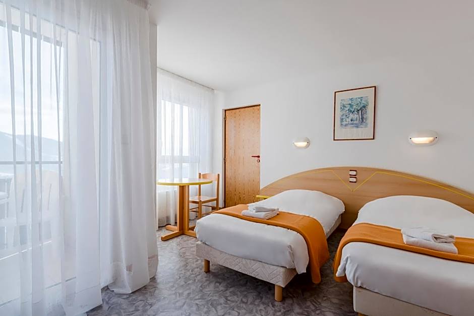 Photo 1 of 2 of Quadruple Room
