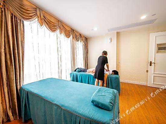 Zhongbo Art Hotel (Hualin Temple Subway Station Store, Shangxiajiu Commercial Pedestrian Street)