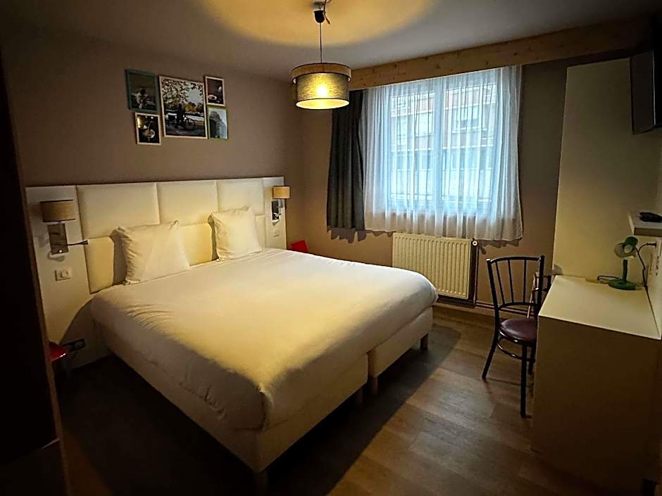 Photo 1 of 3 of 1 King Bed and 2 Twin Beds