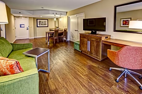 1 Kg 1Bdrm Suite Showr Only Microwv/Fridge Ns