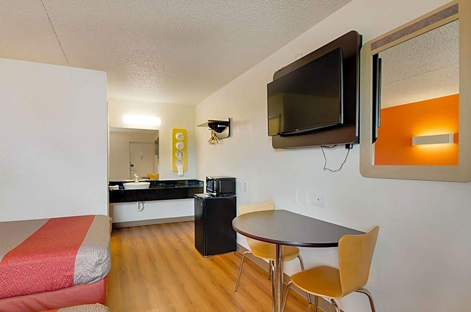 Motel 6-Salina, KS