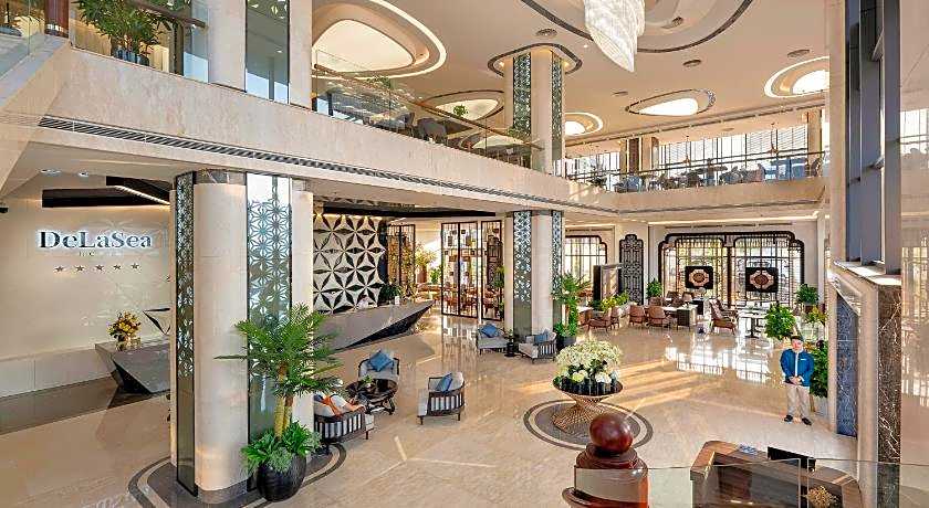 DeLaSea Ha Long Hotel - Modern Bayview Escape 