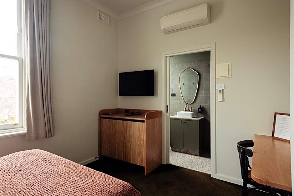 Naughtons Hotel