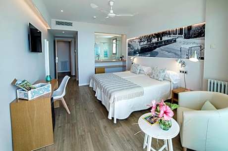 Double or Twin Room with Sea View