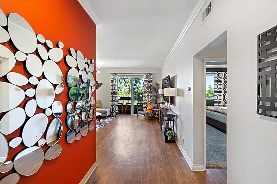 Beverly Hills 2 bed 2 bath Penthouse with Den and Parking 414