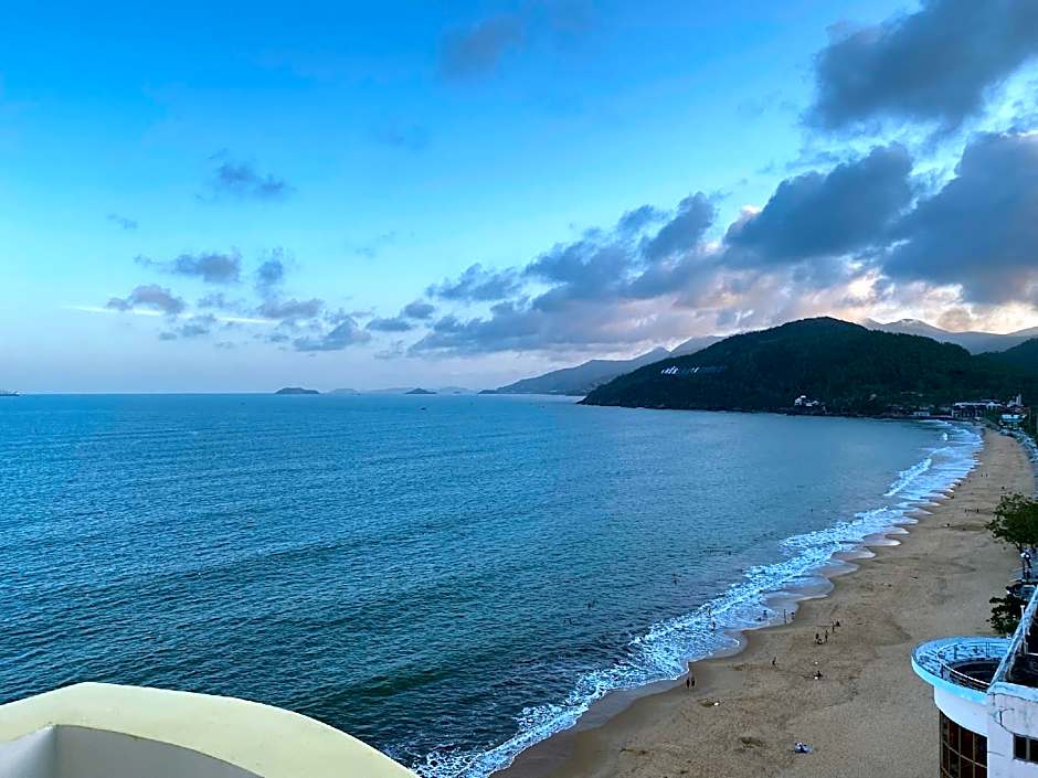 Sandals Hoang Yen Hotel