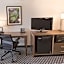 La Quinta Inn & Suites by Wyndham Arlington North Six Flags Drive