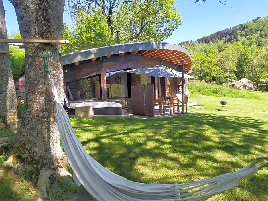 Bulle de Bois, écolodge insolite avec spa privatif au milieu des volcans - Bulles d'Herbe