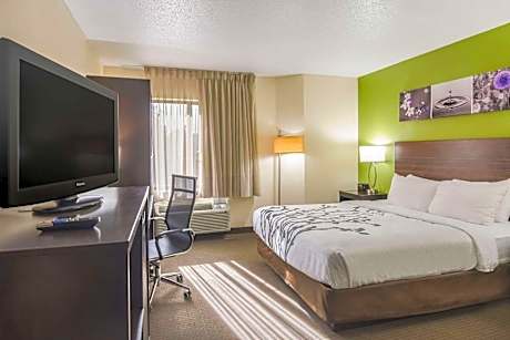 Queen Room First Floor - Accessible/Non-Smoking