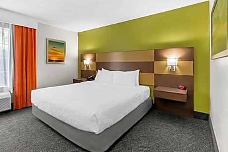 King Room with Roll-In Shower - Disability Access