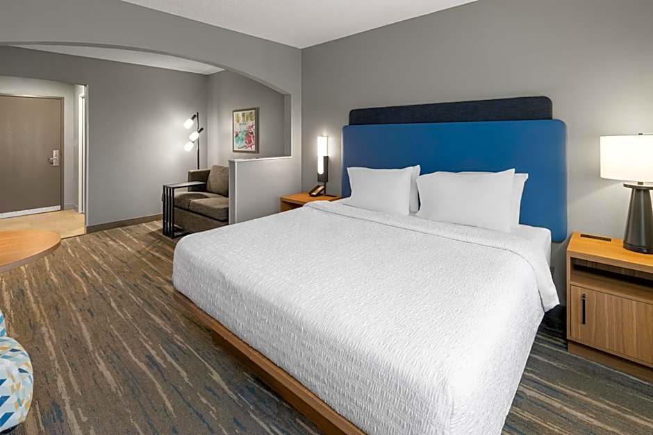 Photo 1 of 4 of 1 King Bed with Sofabed