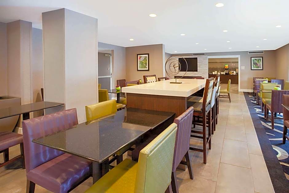 La Quinta Inn & Suites by Wyndham Detroit Utica