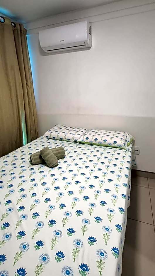 Confortável Flat com piscina de borda infinita na cobertura