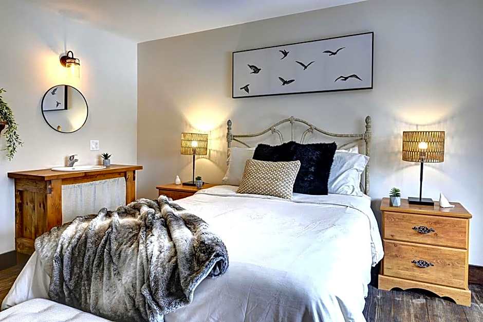 Front RIVER private BEACH 2 HOT TUBS 15 p SAUNA