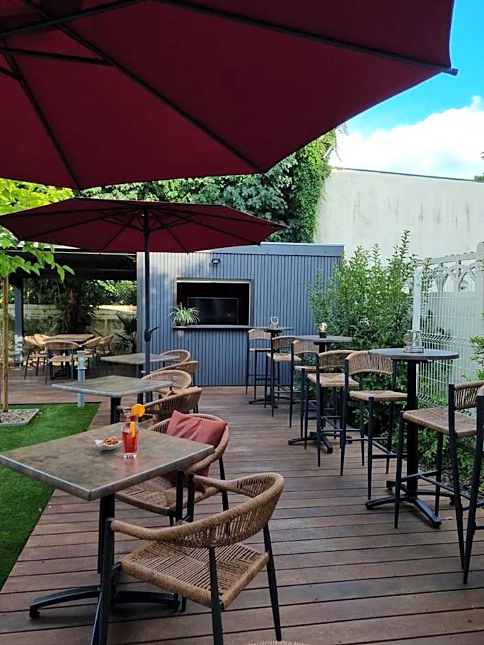 Bloom Hostel Bar & Garden