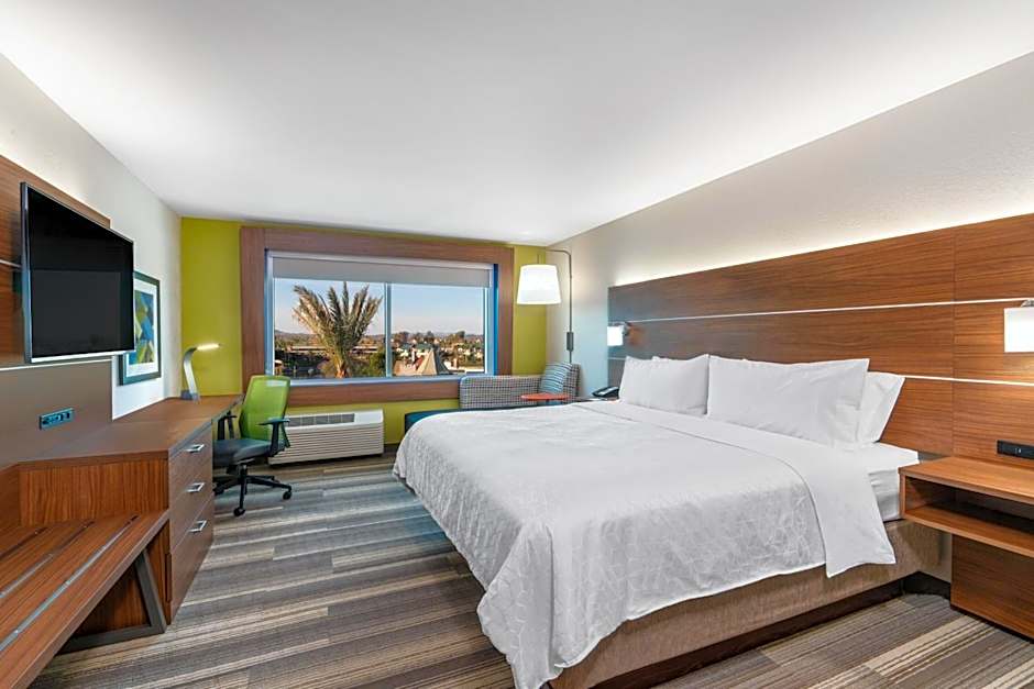 Holiday Inn Express and Suites Lake Havasu London Bridge By IHG