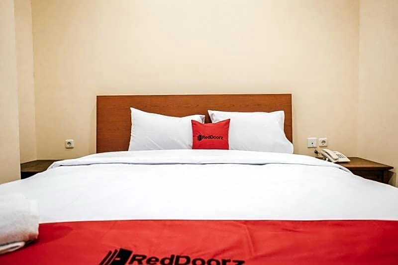 RedDoorz Plus near Plaza Blok M