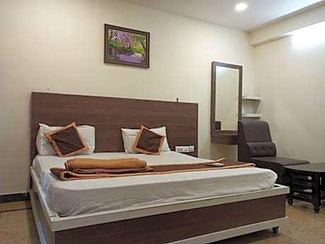 OYO Flagship 7999 Hotel Sripada