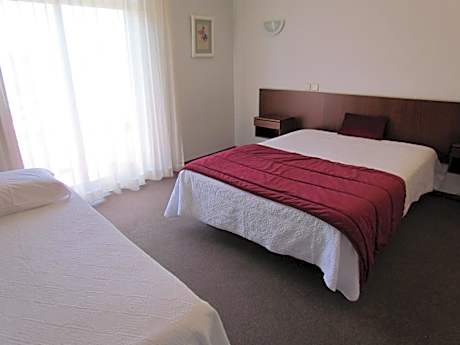Family Room (2 Adults + 2 Children)
