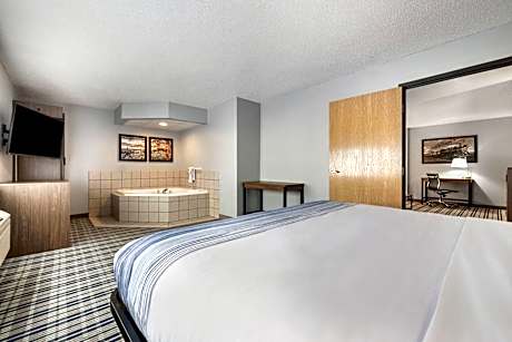 Deluxe King Suite - Non-Smoking