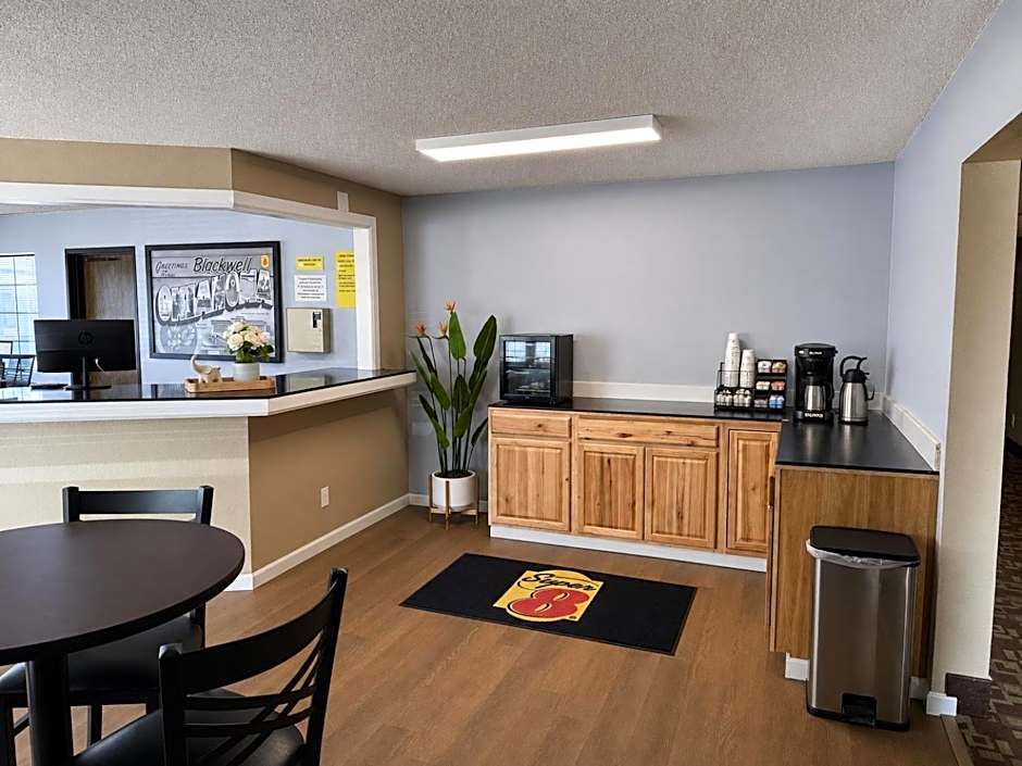 Super 8 by Wyndham Blackwell