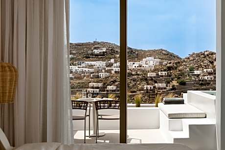 Junior Suite Jetted Tub with Side Sea View