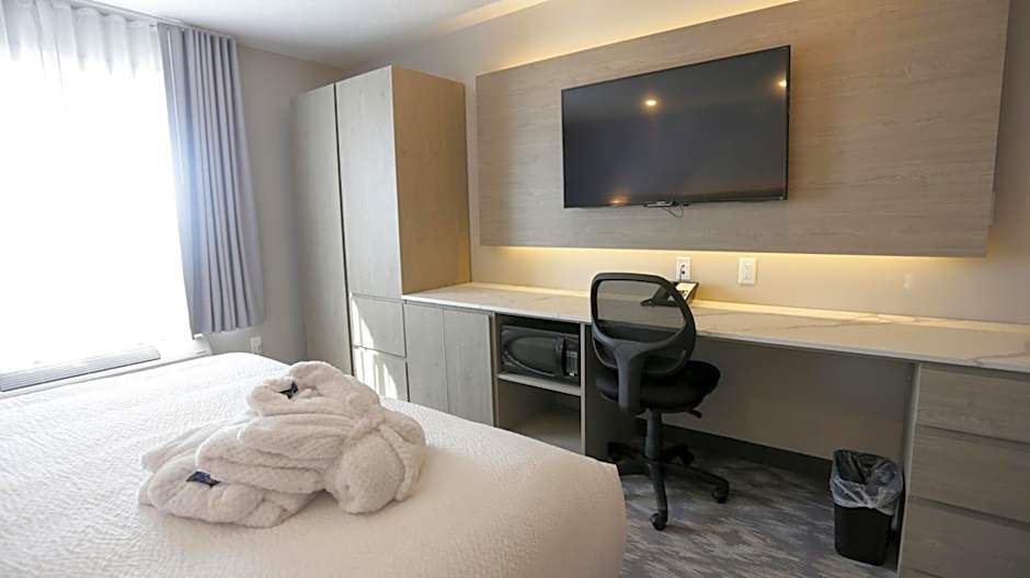 Days Inn by Wyndham Calgary North Balzac