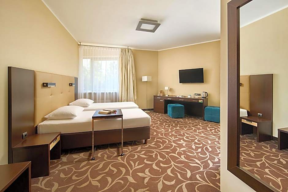 Hotel Victor Pruszkow DeSilva