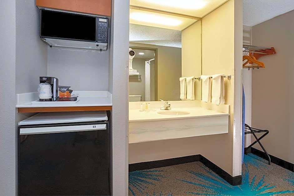 Days Inn & Suites by Wyndham Denver International Airport
