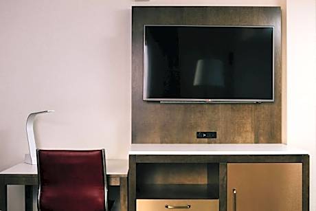 Junior Suite, 1 King, Low floor