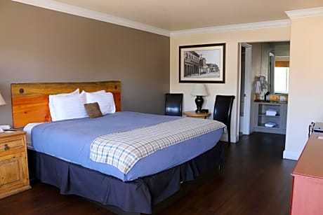 King Room with Mountain View, Second Floor (No Pets)