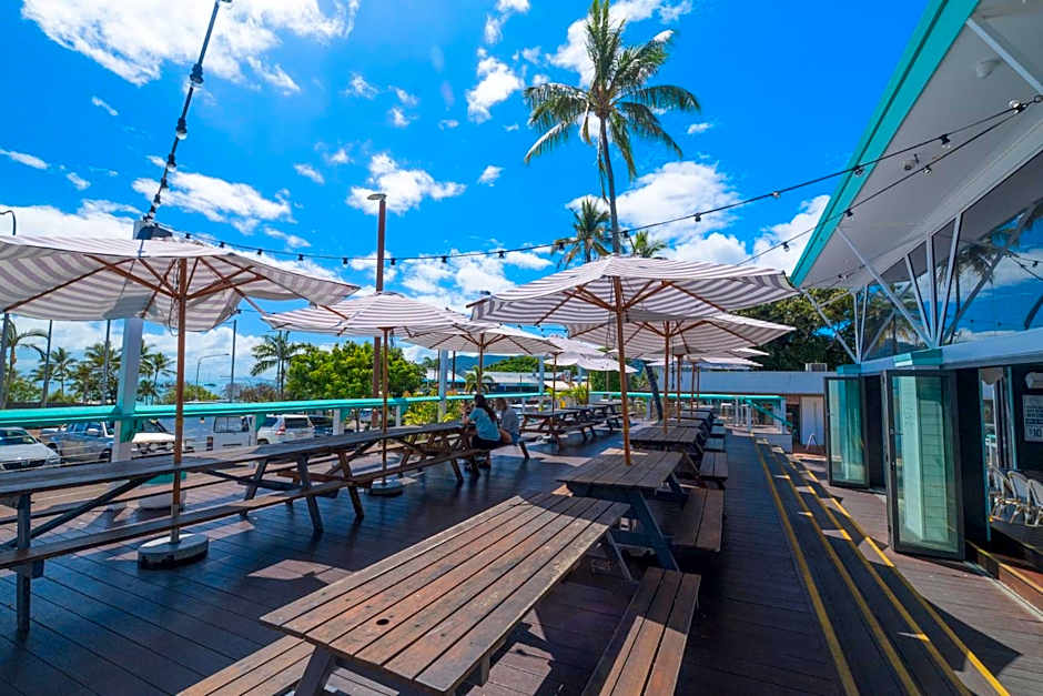 Nomads Airlie Beach Hotel