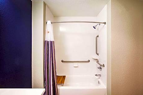 Deluxe King Studio with Mobility/Hearing Impaired Access - Non-Smoking