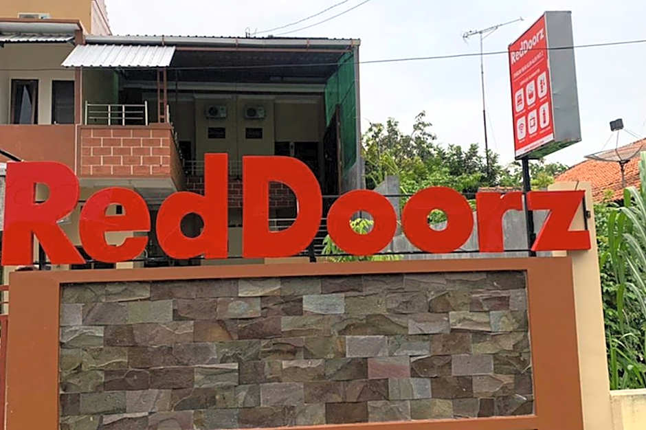 RedDoorz Syariah near Kawasan Simpang Lima Pati