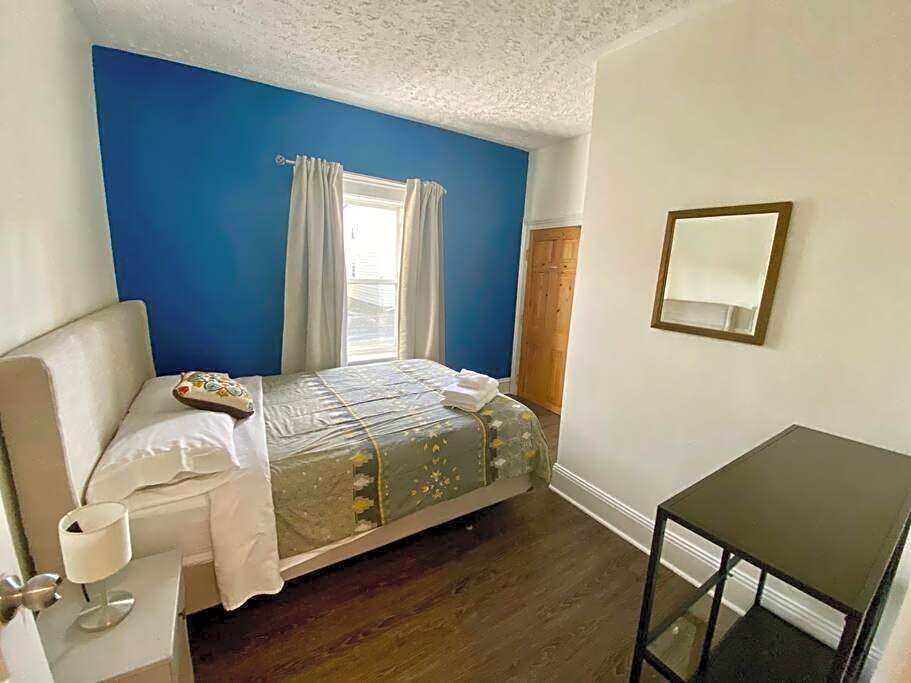 Large Townhouse, Lower Floor with AC, City Center