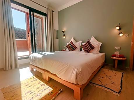 Double or Twin Room with Mountain View