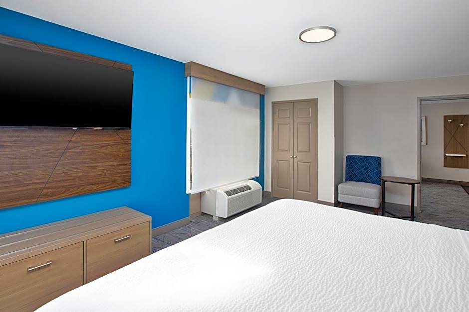 Holiday Inn Express & Suites Milwaukee NW - Park Place By IHG